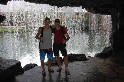 David und ich unter dem künstlichen Wasserfall bei Hilton